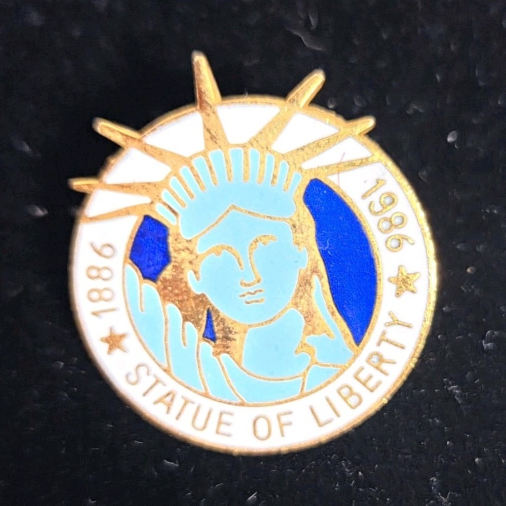 Vintage Statue of Liberty 1886-1986 100th Year Souvenir Pin Blue White Gold Tone